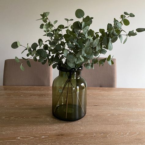 Eucalyptus In Vase Decor, Eucalyptus Centerpiece Vase, Eucalyptus In A Vase, Eucalyptus Decor Vase, Green Vase Decorating Ideas, Eucalyptus Dining Table Decor, Eucalyptus Decoration, Eucalyptus Decor Home, Eucalyptus Table Decor