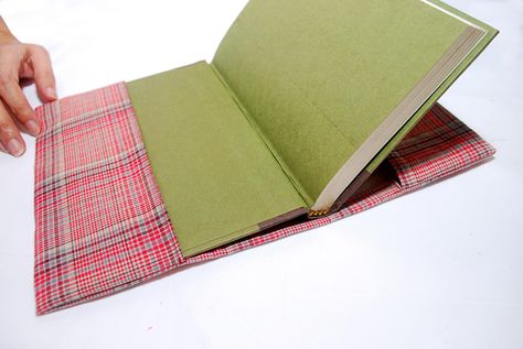 Sew a Fabric Book Cover, add handles to both sides,and elastic on both inside side(for smaller books or notepad? Cloth Book Cover, Quilt Book Cover, Pochette Diy, Fabric Book Covers, Cloth Book, Book Cover Diy, Bullet Journal Ideas, Sew Ins, Fabric Journals