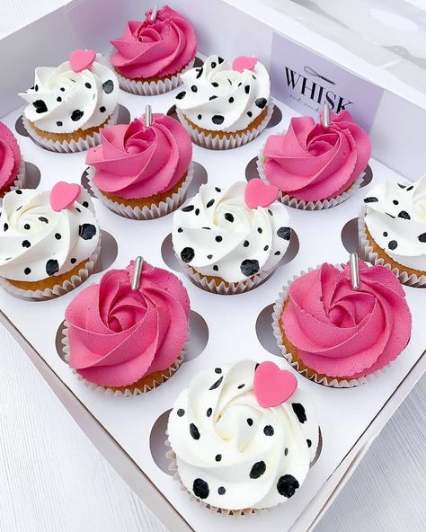 Laura | Carolina Epicurean on Instagram: “How fun are these Dalmation Cupcakes by @whiskandwonderful ?!? Ok, have I just invented animal print cupcakes?! I have seen cakes with…” Pictures Of Cupcakes, Animal Print Cupcakes, Cupcakes Decorating, Chanel Art Print, Swiss Rolls, Cupcake Pictures, Dream Items, Decorative Cakes, Fancy Cupcakes