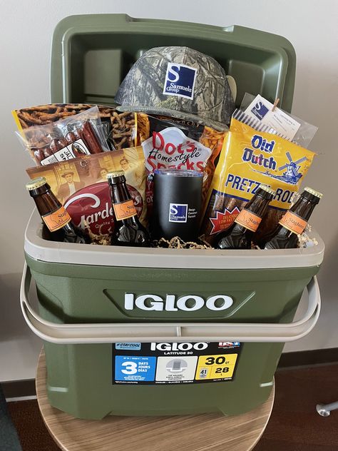 Bucket Raffle Basket Ideas, Cooler Basket Raffle Ideas, Golf Gift Basket Ideas Diy, Prize Basket For Men, Fishing Auction Basket, Beer Auction Basket Ideas, $100 Raffle Basket Ideas, Wedding Raffle Basket Ideas, Cooler Silent Auction Basket