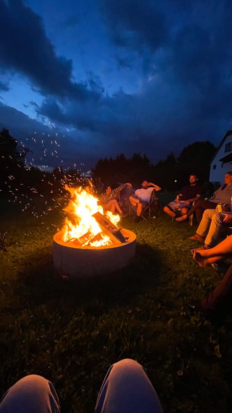 Late Night Ideas, Smores Night, Bonfire Aesthetic, Summer Bonfire, Things To Do In Summer, Bonfire Party, Camping Aesthetic, Bonfire Night, Summer Goals