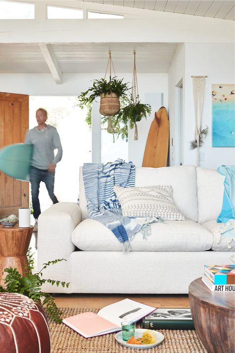 Surf Shack Living Room, Surfer Living Room, Surf Living Room, Surf Shack Style, Vibes Living Room, Surf Interior, Surf Style Home, Tuscan Style Architecture, Beachy Living Room