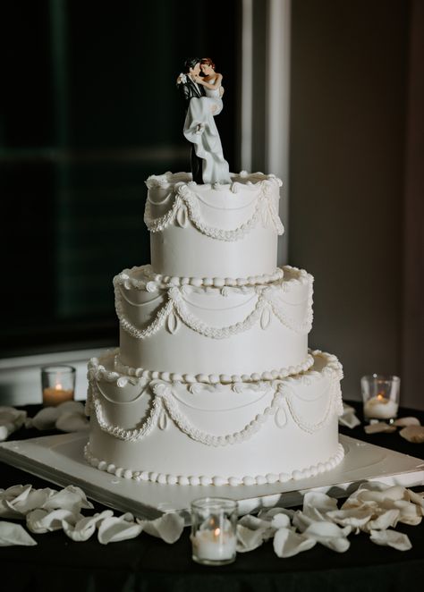 Small Traditional Wedding, Cake Ideas Wedding Simple, Simple Cute Wedding Cakes, Traditional Cakes Wedding, Wedding Cake 60 People, Wedding Cakes Classic Elegant, Pinterest Wedding Cake, Classic Cake Wedding, Wedding Cake Ideas Vintage