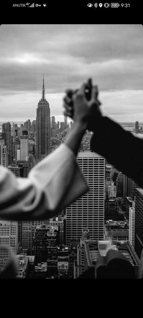 Nyc Couple Aesthetic, Nyc Wedding Photos, Chicago Engagement Photos, Ny Life, Urban Engagement, City Engagement Photos, Dream Husband, Chicago Engagement, Nyc Aesthetic