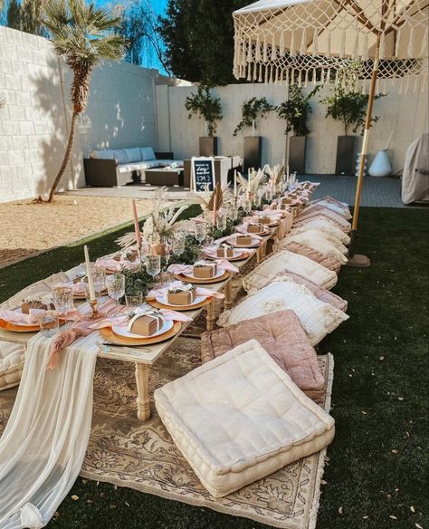 Boho Backyard Party, Birthday Dinner Table, Bridal Picnic, Backyard Party Ideas, Picnic Table Decor, Dinner Table Set Up, Picnic Party Decorations, Picnic Baby Showers, Boho Garden Party