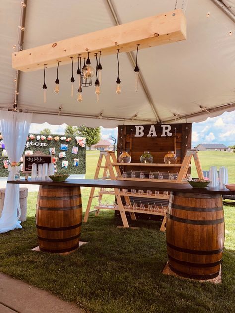 Wine Barrel Party Decor Ideas, Whiskey Barrel Bar Wedding, Bar Made From Wine Barrels, Diy Outside Bar For Wedding, Whisky Barrel Bar Ideas, Bar With Whiskey Barrels, Wine Barrel Bar Wedding, Bar With Barrels, Barrel Party Decor Ideas