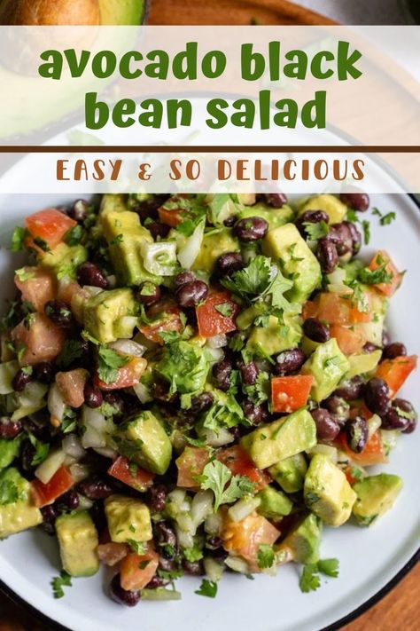 This Avocado & Black Bean Salad comes together with just a handful of simple ingredients and requires no cooking! A super simple and filling salad! Black Bean Avocado Salad, Black Bean Salad Recipe, Salad Jar Recipe, Mediterranean Diet Recipes Dinners, Salad Avocado, Avocado Recipe, Black Bean Recipes, Avocado Salad Recipes, Black Bean Salad