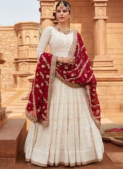 Lakhnavi Anarkali, White Indian Wedding Dress, White Anarkali Dress, Off White Anarkali, Maroon Dupatta, Indian Suits For Women, White Frock, White Anarkali, Nikah Dress