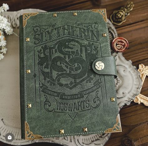 Slytherin Notebook, Vintage Harry Potter, Harry Potter Notebook, Slytherin Fashion, Stile Harry Potter, Slytherin Ravenclaw, Ravenclaw Hufflepuff, Harry Potter Merch, Gryffindor Slytherin