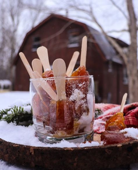 Maple Syrup On Snow, Maple Taffy, Maple Syrup Candy, Taffy Recipe, Snow Candy, Snow Recipe, Canadian Christmas, Maple Bars, Maple Candy