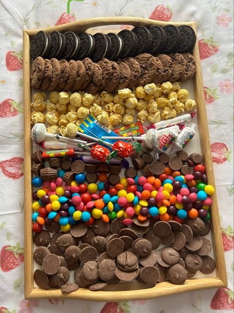 Sleepover Snack Platter, Snack Sleepover Ideas, Sleepover Food Platter, Movie Snack Tray Ideas, Sleepover Food Snacks Aesthetic, Chocolate Snack Board, Halloween Sleepover Snack Ideas, Home Movie Snacks, Bored Night Food