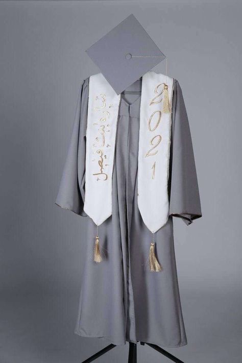 Graduation Gown Design, Graduation Robe Design, Graduation Gown Outfit, Graduation Gowns And Caps, White Cap And Gown, Graduation Toga, Graduation Robes, Poses Graduation, Graduation Gown And Cap