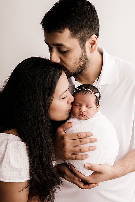 Newborn With Parents Poses, Grandparents Newborn Photography, Parents Newborn Photography, Newborn Photo Shoot With Parents, Newborn Grandparents Pictures, New Parents Photoshoot, Baby Photoshoot Ideas With Parents, Baby Shoot With Parents, Baby And Parents Photography