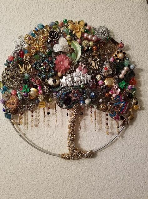 Vintage Jewelry Shadow Box Display, Art From Jewelry, Junk Jewelry Crafts Diy Projects, What To Do With Old Jewelry, Things To Make With Old Jewelry, Antique Jewelry Crafts, Jewelry Tree Art, Jewelry Tree Diy, Jewellery Tree