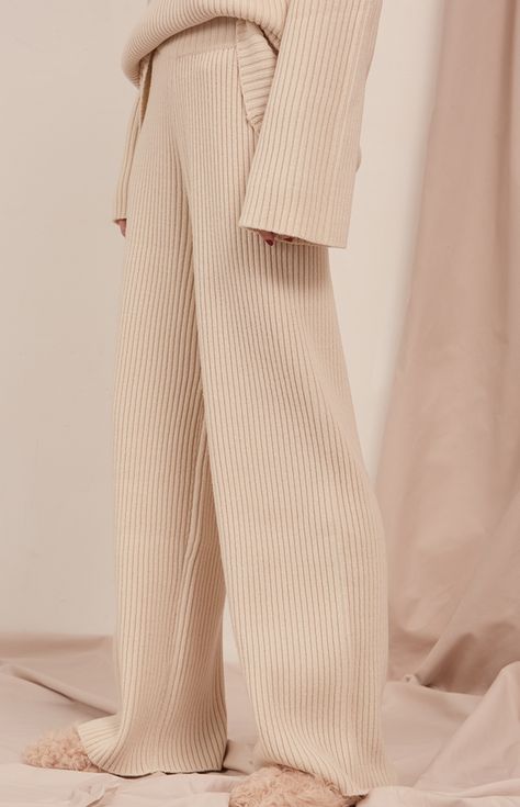 This pair of soft ribbed fabric pants are *SO* gorgeous. Celana Boxer, Airport Outfits, Lounge Outfit, Vogue Knitting, Easy Style, Miranda Kerr, 가을 패션, Airport Outfit, Inspiration Mode