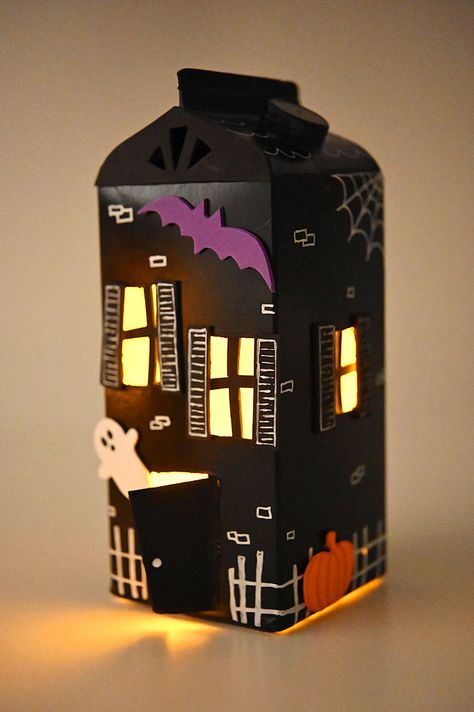 This haunted house craft is so much fun! Use a painted milk carton and craft foam to make a spooky (but cute!) haunted house. Decorate your milk carton haunted house with spiderwebs, pumpkins, ghosts, and more! It's such a fun kids craft for Halloween! Haunted House Craft, Barn Crafts, Bricolage Halloween, House Craft, Hallowen Ideas, Scream Halloween, Casa Halloween, Fun Halloween Crafts, Halloween Arts And Crafts