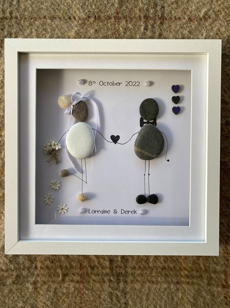 Pebble Art Wedding, People Celebrating, Stone Pictures Pebble Art, Art Coquillage, Pebble Art Family, Diy Wedding Gifts, Wedding Frame, Pebble Pictures, Great Wedding Gifts