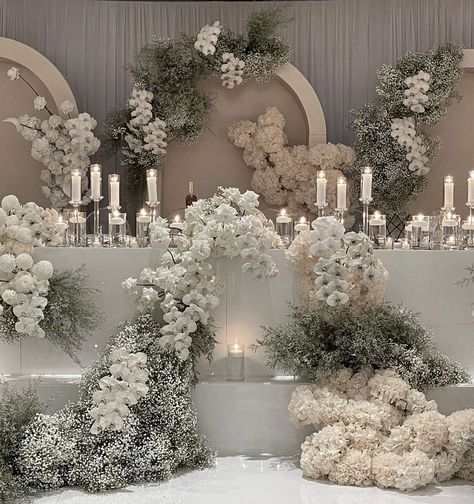 Unique Wedding Backdrop Receptions, High End Wedding Decor, Luxury Modern Wedding, Wedding Table White Flowers, Wedding Bridal Table Decorations, White Decoration Wedding, Modern Wedding Cake Unique, All White Wedding Decor, Bridal Table Backdrop