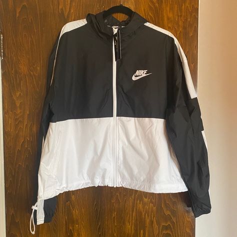 Pullover windbreaker