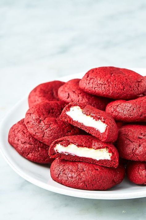 Inside Out Red Velvet Cookies Cheesecake Red Velvet, Red Velvet Cookie Recipe, Red Velvet Crinkle Cookies, Unique Christmas Cookies, Cheesecake Bites Recipe, Velvet Cookies, Recipes Holiday, Cookie Recipes Unique, Red Velvet Cheesecake