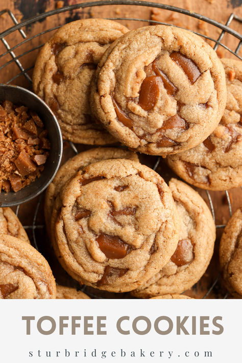 These toffee cookies are made with brown butter, dark brown sugar, and homemade toffee - they are incredibly flavorful with soft & fluffy centers and lightly crisp on the edges. No mixer is required for this recipe! Sticky Toffee Cookies, Toffee Butter Cookies, Desserts With Brown Butter, Browned Butter Toffee Chocolate Chip Cookies, Toffee Crunch Cookies, Christmas Cookies Homemade, Brown Sugar Dessert Recipes, Bakery Cookie Recipes, Pig Desserts