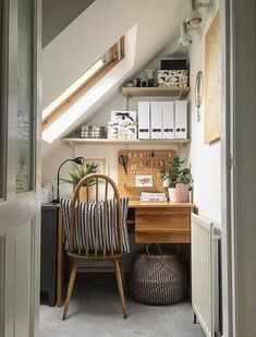 Attic Office, Apartment Vibes, Decor Western, Charming Cottage, Home Office Ideas, Work Spaces, Small Home Office, Home Office Space, Christmas Stuff