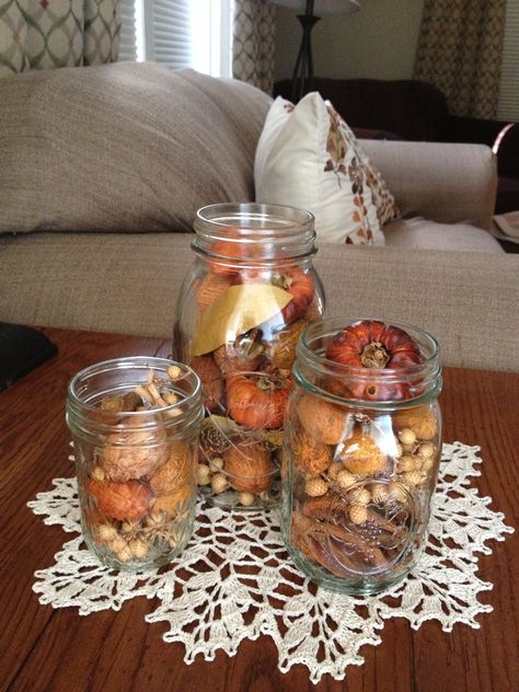 Super easy (and cheap) fall centerpiece, table decoration or for a mantel. Fill different sized mason jars with potpourri. Breakfast Thanksgiving, Easy Diy Thanksgiving Decorations, Fall Centerpiece Ideas, Thanksgiving Decorations Outdoor, Fall Coffee Table, Pumpkin Display, Cheap Fall, Thanksgiving Decorations Diy, Diy Thanksgiving