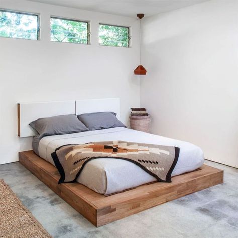 Low Height Floor Bed Design To Make You Feel Sleepy | Platform Bed Frames | Bedroom Decoration Ideas A low profile bed frame is as simple as it sounds, it is “low to the ground”. Many customers choose a low bed frame due to the aesthetic appeal and minimal design that it gives to the bedroom. Low bed frames are on the rise in popularity as the minimalistic design trend continues to grow. In this article we will list all of our favorite low profile bed frames and give some benefits and insight Floor Futon, Simple Bed Designs, Japanese Apartment, Platform Bed Designs, Diy Platform Bed, Bed Frame Design, Low Bed, House Aesthetic, Diy Bed Frame