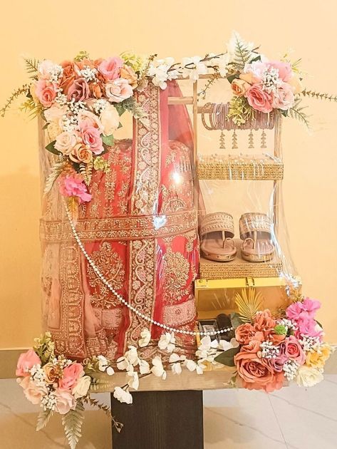 Bridal Dresses Packing Ideas, Paking Idea Dress, Shagun Decoration Wedding Ideas, Engagement Gifts Packing Ideas, Mamera Decoration Ideas, Eidi For Bride Packing Ideas, Mameru Decoration Ideas, Bridal Gift Wrapping Ideas Packaging, Lehenga Packing Ideas Wedding