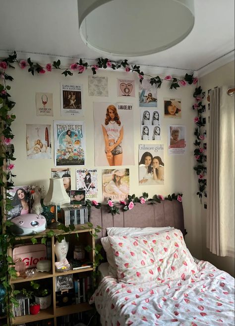 Lana Del Rey Bedroom Aesthetic, Coquette Dorm Room, 2000s Bedroom Aesthetic, Girls Dorm Room, Dekorasi Kamar Tidur, Room Redesign, Pinterest Room Decor, Girly Room, Room Stuff