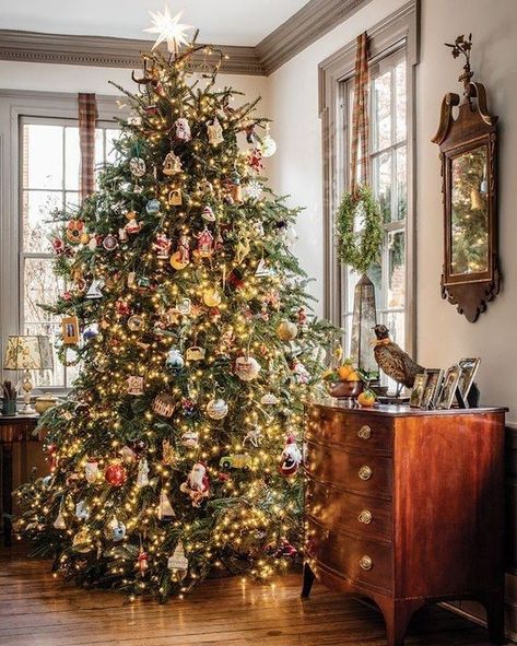 Countdown Instagram, Countdown Christmas, Christmas Tree Inspo, Christmas Tree Inspiration, Christmas Interiors, Traditional Christmas Tree, Christmas Tree Ideas, Beautiful Christmas Trees, Rustic Christmas Tree