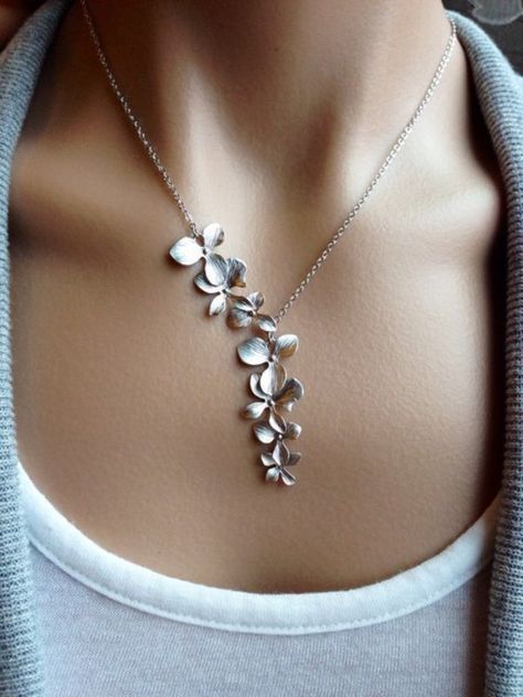 40 Unique Necklace Designs If You are Planning For a New One - Bored Art Cascade Necklace, A Necklace, Pretty Jewellery, Helpful Tips, Gift Wedding, Gift Necklace, Body Jewelry, Beautiful Necklaces, Jewelry Inspiration