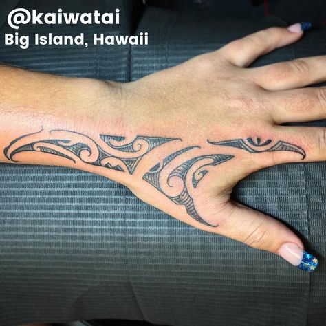 Polynesian Hand Tattoo Māori Hand Tattoo, Tamoko Women Maori Tattoos Forearm, Māori Tattoo Women, Maori Wrist Tattoo, Maori Tattoo Arm Woman, Ta Moko Women Arm, Hawaiian Hand Tattoos For Women, Thigh Tamoko, Tamoko Maori Design Arm