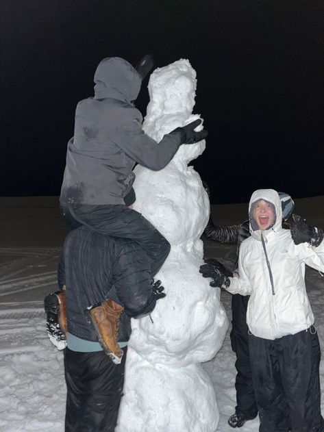 Building A Snowman With Friends Aesthetic, Snowman Building Aesthetic, Building Snowman Aesthetic, Building A Snowman Aesthetic, Winter Photos With Friends, People In The Snow, Snowman Aesthetic, Build Snowman, Building Snowman