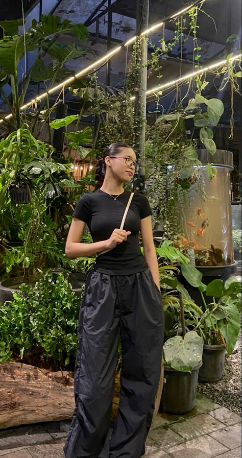 Parachute pant outfit Oversized Parachute Pants Outfit, Concert Comfy Outfit, Concert Outfit Ideas Cargo Pants, Parachute Pant Outfits, What To Wear With Parachute Pants, Comfy Chill Outfits, Parachute Cargo Pants Outfit, Parachute Pants Outfit Summer, How To Style Parachute Pants