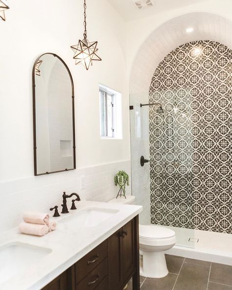 Spanish Revival Bathroom, Spanish Style Home Interior, Modern Spanish Style, Spanish Style Bathrooms, Spanish Bathroom, Modern Hacienda, Wall Arch, Home Decor Ideas Bedroom, Spanish Revival Home