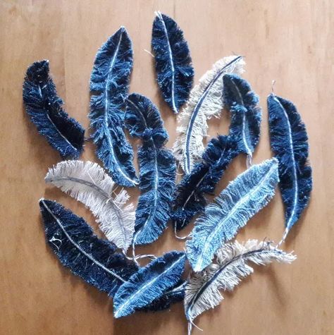 Denim feathers! Aren't these fantastic? They're really fun to make, can be used in a zillion different ways, and are a great way upcycle old denim jeans or jackets. Let's get making! Återvinna Jeans, Artisanats Denim, Hantverk Diy, Feather Diy, Denim Crafts Diy, Blue Jeans Crafts, Denim Projects, Denim Jewelry, Jean Crafts