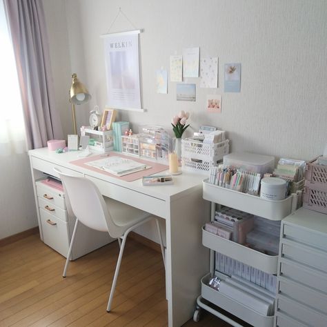 Coquette Bedroom Ideas For Small Rooms, Small Room Makeover, Bedroom Ideas For Small Rooms Cozy, Desk Aesthetic, Study Desk Decor, Desk Inspo, Cute Diy Room Decor, Desk Inspiration, Office Room Decor