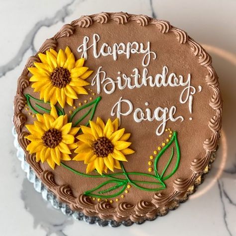 Cake Decorating Sunflowers, Chocolate Cake With Sunflowers, Sunflower Bday Cake, Sunflower Cake Decoration, Sun Flower Cake Designs, Chocolate Sunflower Cake, Sun Flower Birthday Cakes, Sunflower Decorated Cakes, Sunflower Bday Party Ideas