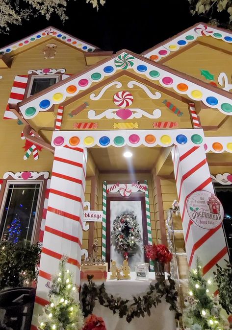 Texas Woman Decorates Home As A Gingerbread House For Christmas Christmas Candy Land, Christmas Arch, Gingerbread Christmas Decor, Gingerbread House Decorations, Gingerbread Decorations, Candy House, Christmas Float, Christmas Float Ideas, Christmas Gingerbread House