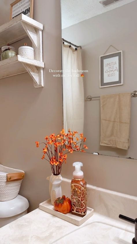 Fall Decor Ideas For Restroom, Cute Apartment Storage Ideas, Fall Decor Studio Apartment, Thanksgiving Decorations Bathroom, Fall Decor For Studio Apartment, Aesthetic Fall Decorations, Cozy Fall Decor Bathroom, Fall Decorations For Apartment, Fall Home Decor Bathroom