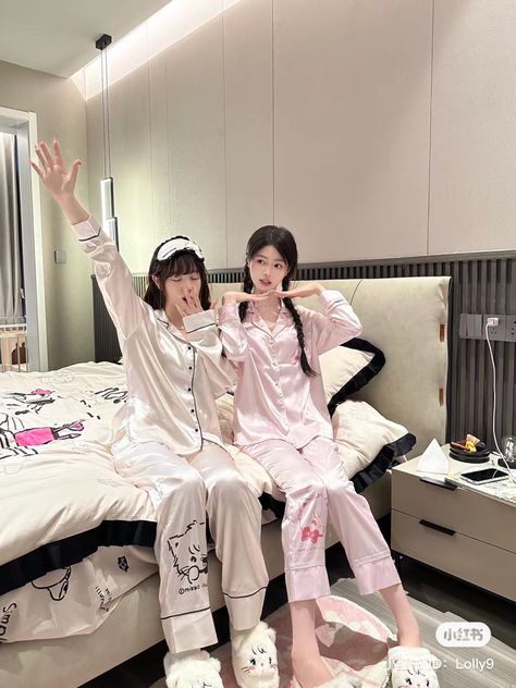 European Style Outfits, Different Body Sizes, Woman In Suit, Friendship Photoshoot, Korean Best Friends, Outfit Looks, Two Friends, Kawaii Fashion Outfits, Cute Pajamas