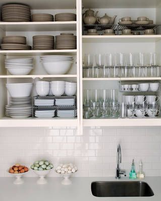 Tips For Organizing Your Cabinets: http://blog.akatlanta.com/2012/08/kitchen-cabinet-organization-tips.html Dapur Moden, Organiser Cucina, Kitchen Cabinet Organization Ideas, Kabinet Dapur, Outdoor Kitchen Appliances, Small Kitchen Storage, Regal Design, Kitchen Hacks Organization, Kitchen Cabinet Organization