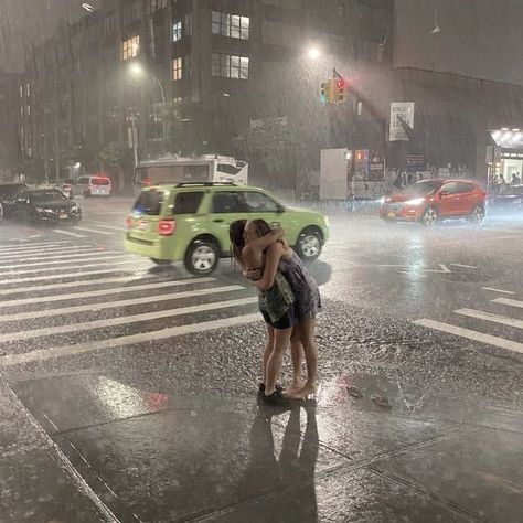 Rainy Night Aesthetic, Rainy Night, Friend Photoshoot, Teenage Dream, Night Aesthetic, London City, Friend Pictures, In The Rain, Rainy Days