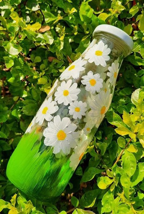 Acrylic Paint On Glass Bottles, Acrylic Painting On Bottles, Glass Bottle Acrylic Painting, How To Paint A Bottle, Water Bottle Decorating Ideas, Painting Ideas On Glass Bottles, Glass Bottle Painting Aesthetic, Painting Glass Bottles Acrylic, Bottle Drawing Ideas