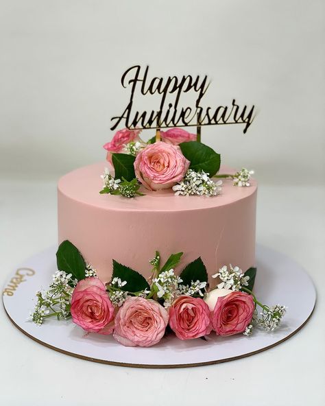 Wedding anniversary cakes on your mind? Check out these fabulous happy wedding anniversary cake images for some inspiration! Anniversary Cake Pictures, Happy Marriage Anniversary Cake, Anniversary Cake With Photo, Happy Anniversary Cake, Topper Kue, Marriage Anniversary Cake, Anniversary Cake Designs, Whiskey Cake, Happy Anniversary Cakes