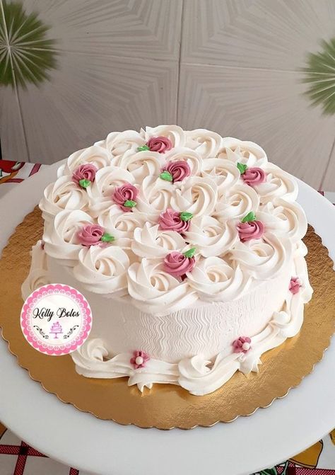 Cake Design With Whipped Cream, 9 X 13 Cake Decorating Ideas, Whipped Cream Designs On Cake, Simple Cream Cake Design, Simple Cake Icing Designs, Whip Cream Cake Design, Whipped Cream Frosting Cake Decoration, Simple Whipped Cream Cake Design, Cream Cake Design Birthday