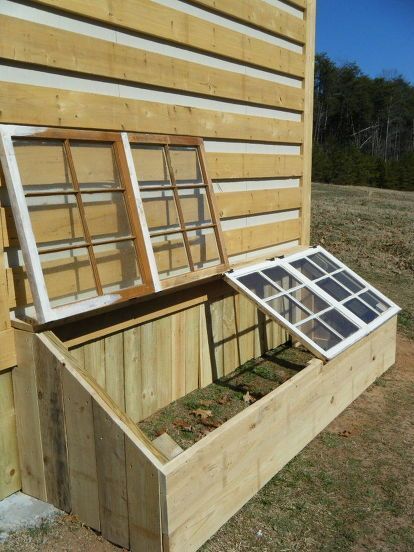 Serre Diy, House Ranch, Antique Windows, Small Greenhouse, Greenhouse Plans, House Landscaping, Diy Greenhouse, Cold Frame, Old Windows