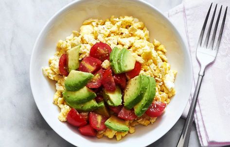 Avocado Breakfast Scramble Recipe — Eatwell101 Thanksgiving Brunch Recipes, Avocado Scrambled Eggs, Breakfast Scramble, Tomato Breakfast, Menu Sarapan Sehat, Scrambled Eggs Recipe, Keto Lunch Ideas, Resep Diet, Gluten Free Recipes For Breakfast