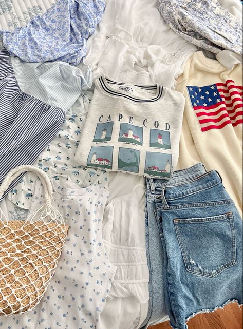 East Coast Beach Aesthetic Outfits, Classic New England Style Outfit, Coastal Cool Girl, Coastal Lifestyle Aesthetic, Belly Conklin Style, New England Clothing Style, New England Outfit Aesthetic, Summer I Turned Pretty Aesthetic Clothes, Coastal Granddaughter Outfits Winter